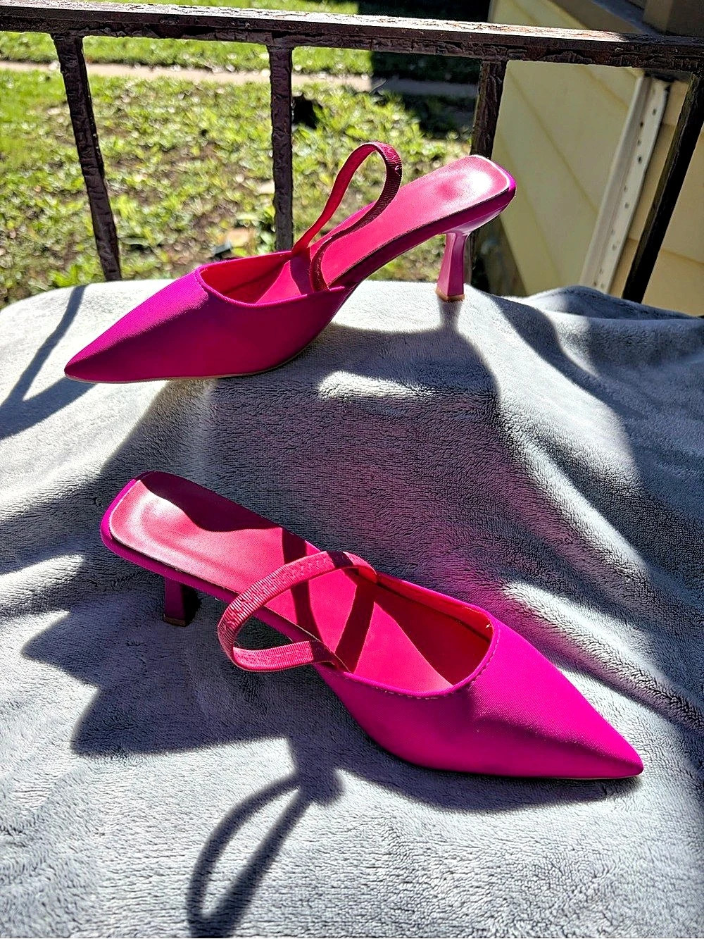 Pointed Toe Slingback Heels in Pink Like New